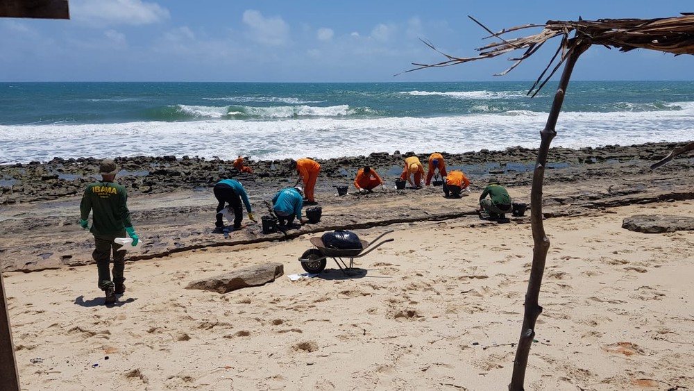  Mais 500 litros de óleo são retirados de cinco praias de Fortaleza, diz prefeitura
