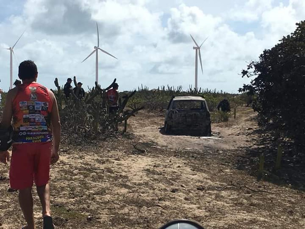  Tio e sobrinha são encontrados com corpos carbonizados em carro abandonado no litoral do Ceará