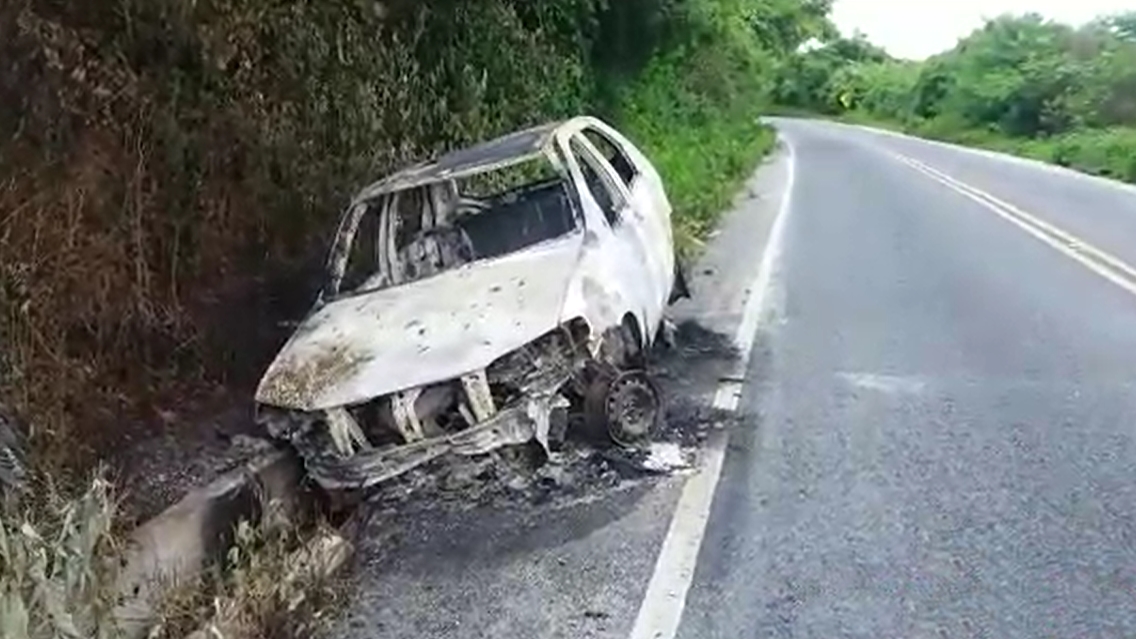  Carro roubado em Santa Quitéria é encontrado incendiado em Guaraciaba do Norte