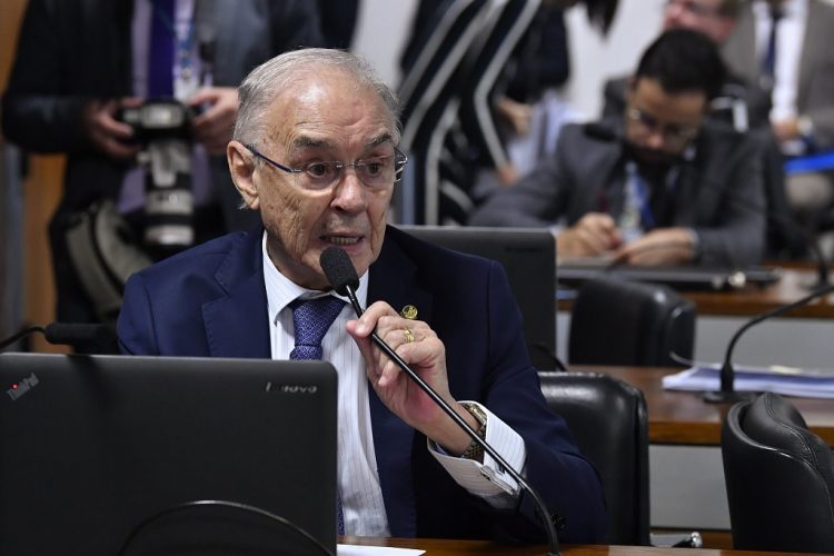  Senador Arolde de Oliveira morre em decorrência da covid-19