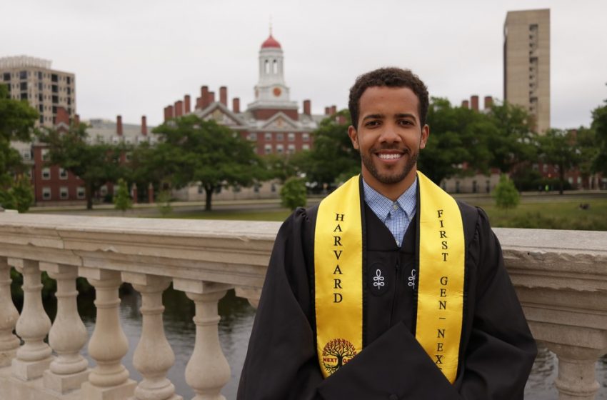  Negro e ex-aluno de escola pública, brasileiro se forma em Harvard e dedica diploma ao pai, morto em acidente: ‘Estudou até a 4ª série’