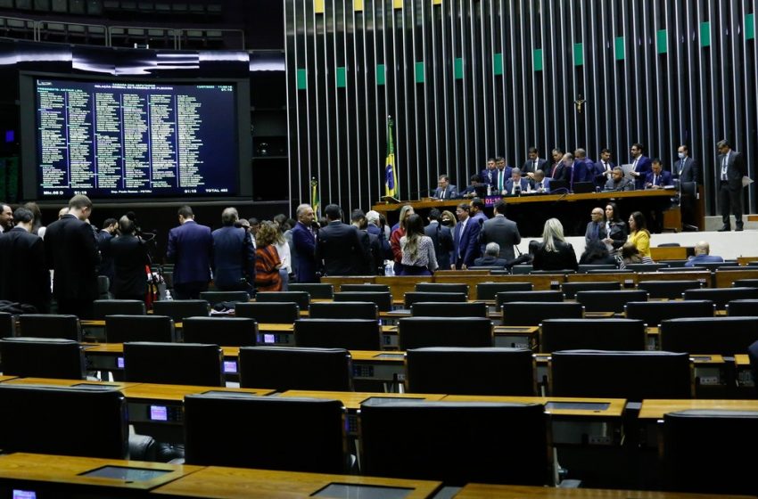  Manobra de Lira garante quórum, e Câmara aprova em 1º turno PEC que cria pacote social pré-eleitoral