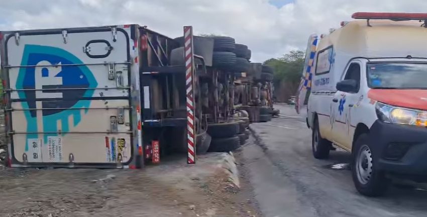  Forquilha: carreta tomba à margem da BR-222.