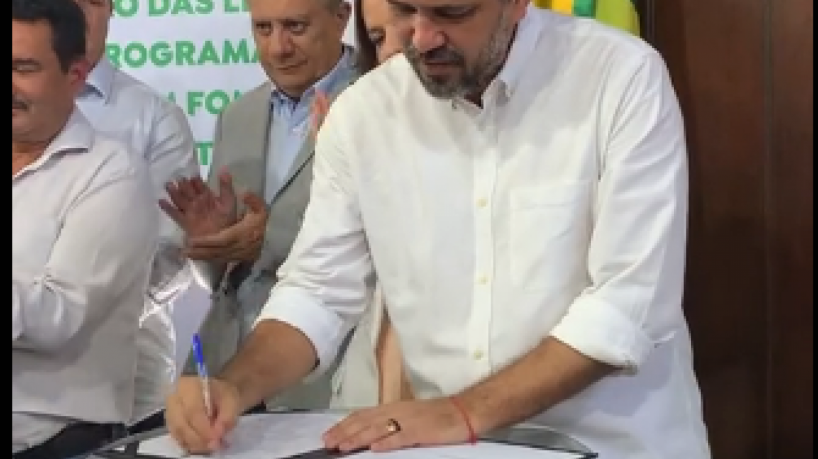  Elmano sanciona leis dos programas de combate à fome e redução das filas de cirurgias.