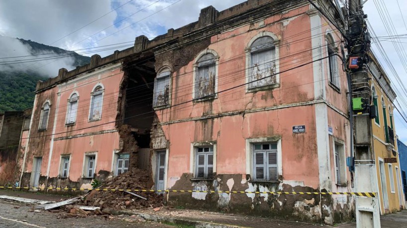  Parte de casarão desaba após fortes chuvas em Pacatuba.
