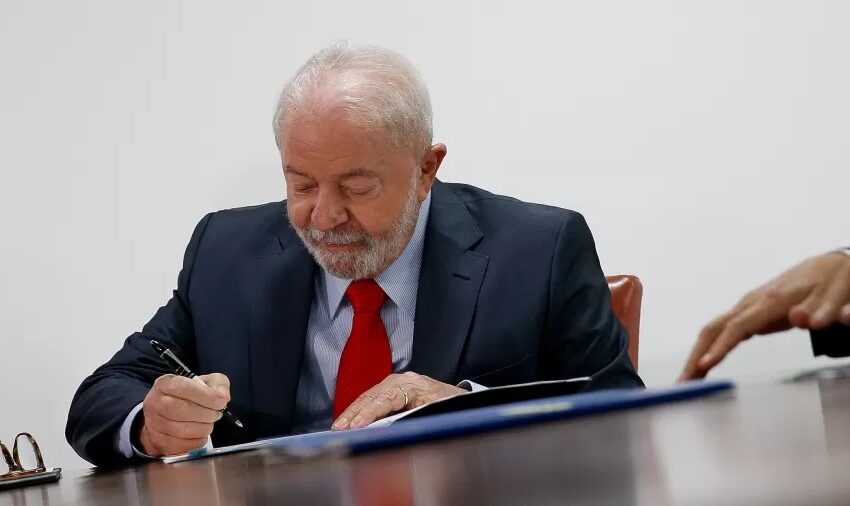  Lula bate martelo e define juros de empréstimo consignado do INSS em 1,97%.