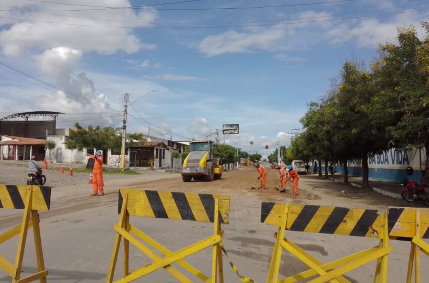  SOP recupera trecho da CE-257 na zona urbana de Santa Quitéria.