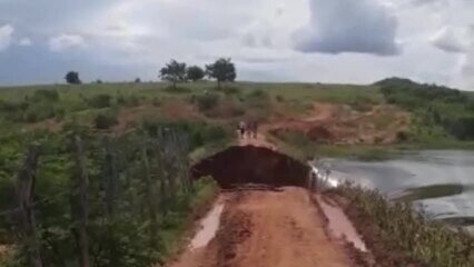  Barragem de açude se rompe, e população é orientada a deixar centro de Piquet Carneiro.