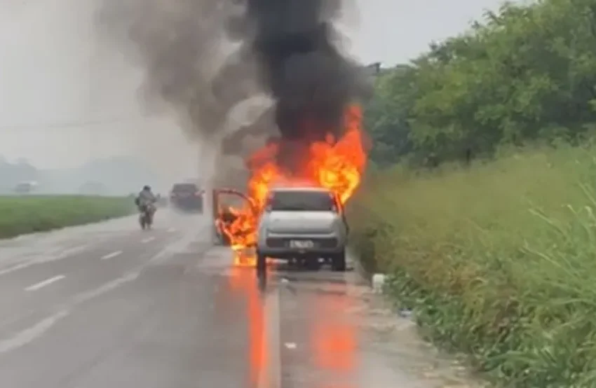  Carro é atingido por raio e pega fogo em rodovia no Ceará.