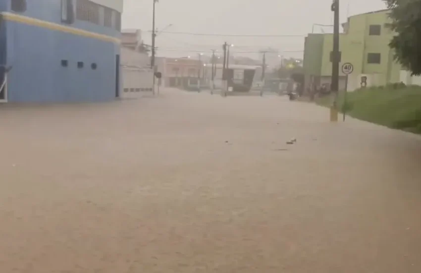  Forte chuva inunda ruas e residências de Forquilha.