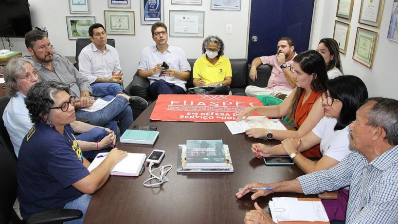  Reajuste dos servidores do Ceará: governo inclui retroativo após reunião.