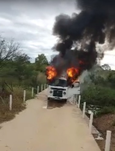  Carro do transporte escolar explode na zona ruaral de Santa Quitéria. (vídeos)