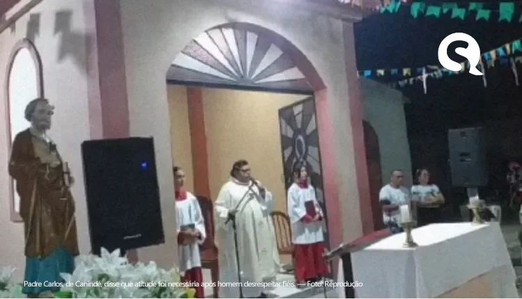  Padre expulsa de novena homem que debochou de fiéis em Canindé. (vídeos)