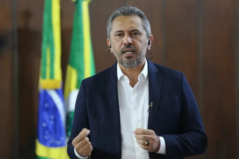  Governador Elmano é hospitalizado e diagnosticado com pneumonia.