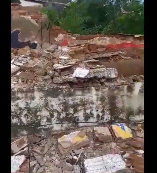  Ventania derruba parte do muro do Estádio Municipal de Santa Quitéria. (vídeo)