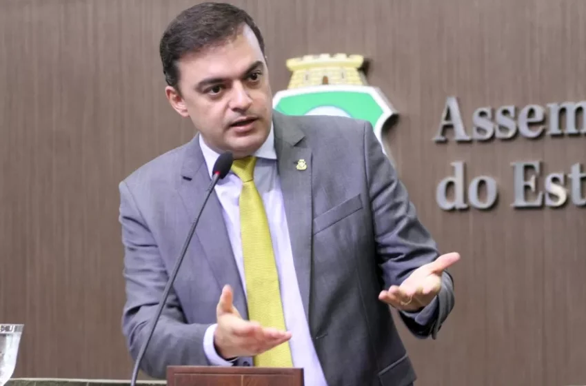  Deputado Fernando Santana diz que “ou a Enel muda ou se muda do Ceará”.