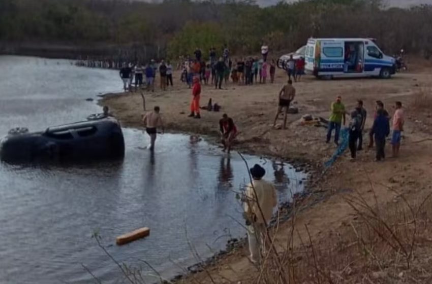  Carro com quatro pessoas cai em açude e uma delas morre submersa.