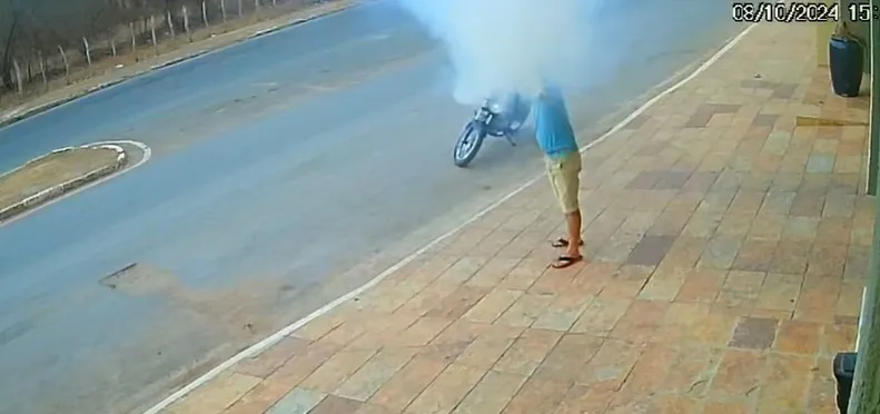  Homem é preso por disparar rojão contra residência de prefeito em Freixeirinha.