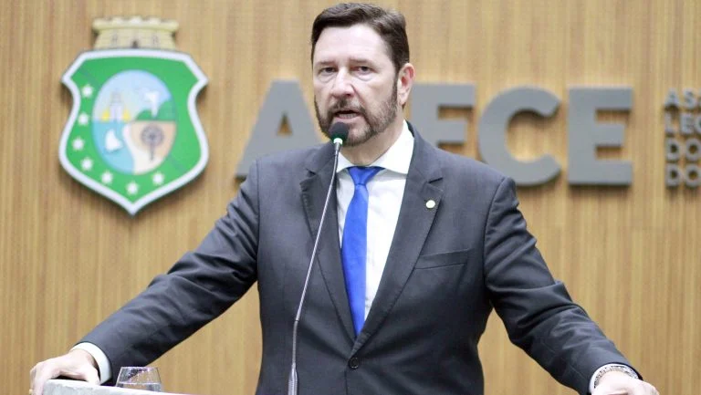  Com MDB, PT e PDT, Romeu define Mesa Diretora e se prepara para comandar Alece no biênio 2025/2026.