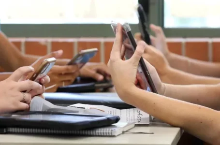 Senado aprova restrição ao uso do celular no ambiente escolar; texto segue para sanção presidencial.