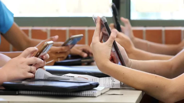  Senado aprova restrição ao uso do celular no ambiente escolar; texto segue para sanção presidencial.