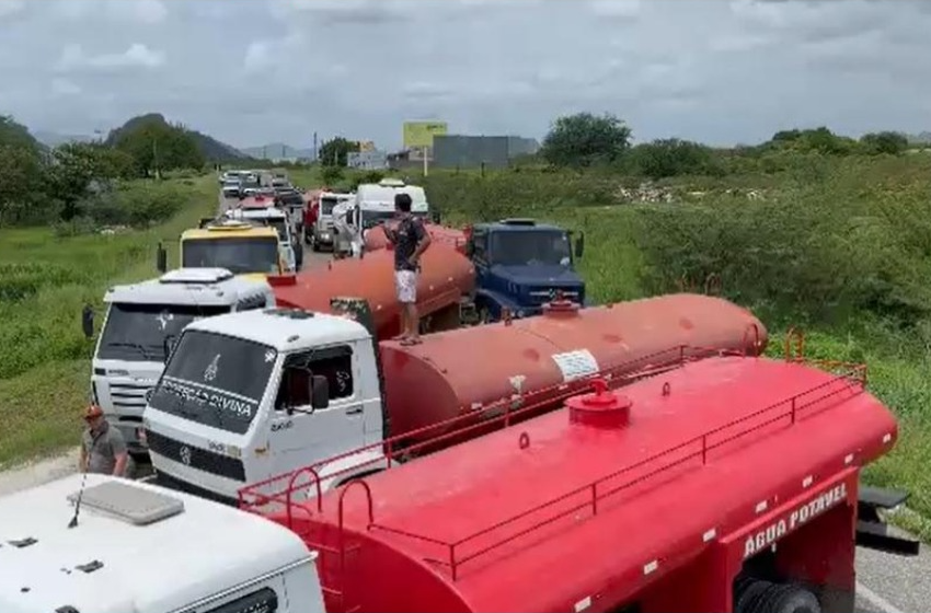  Após protesto no Ceará, motoristas de carros-pipa começam a receber pagamentos atrasados do governo federal.