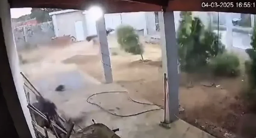  Forte ventania derruba muros e causa destruição em Guaraciaba do Norte.