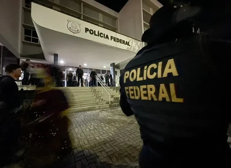  Polícia Federal cumpre mandados de prisão para combater vínculos fictícios e fraudes previdenciárias no Ceará.